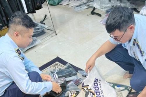 Quản lý thị trường Hà Nội bắt giữ hàng nghìn sản phẩm giả mạo nhãn hiệu nổi tiếng