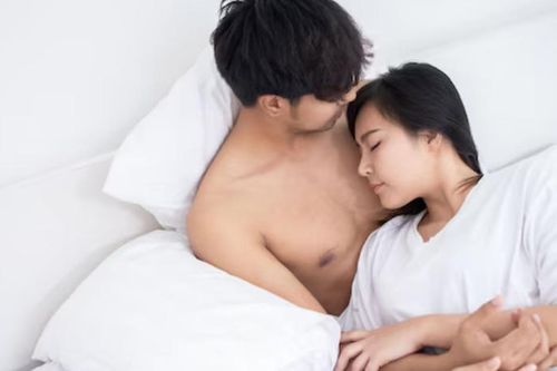 Vợ ngoại tình bỏ trốn, chồng lập tức cưới vợ 'đối thủ' khiến cả làng sửng sốt