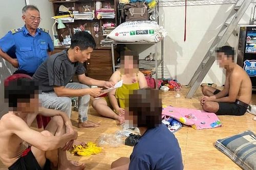 Đột kích phòng trọ, bắt quả tang người phụ nữ U60 cùng 3 người đang đánh bạc