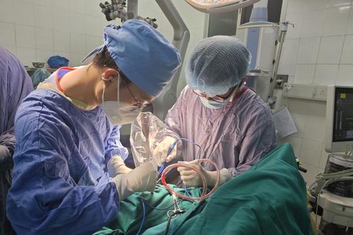 Bé trai nhập viện cấp cứu khẩn do bị dao cắm vào đầu trong lúc chơi đùa