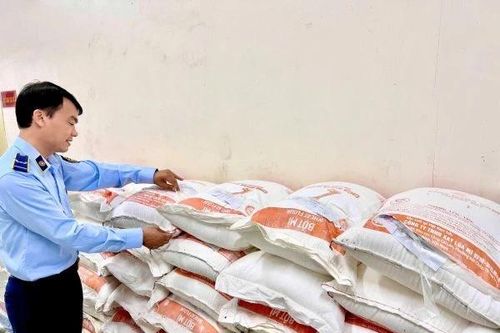 Hà Nội: Phát hiện, tạm giữ 1,5 tấn bột mỳ quá hạn sử dụng gần 9 tháng