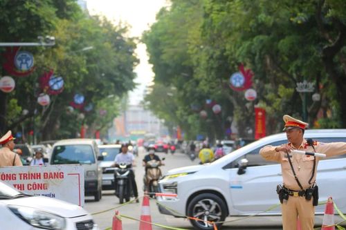 Phố trung tâm Hà Nội thành 'đại công trường', Cảnh sát giao thông 'một vai hai nhiệm vụ'