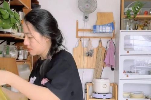 Mẹ trẻ ở TP.HCM đi chợ tiêu 2 triệu/tuần