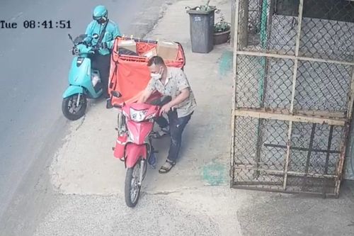 Clip người đàn ông trộm xe giao hàng trong tích tắc gây phẫn nộ