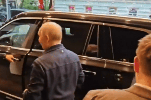 Tổng thống Putin tự lái xe bọc thép đón cô giáo cũ vào Điện Kremlin