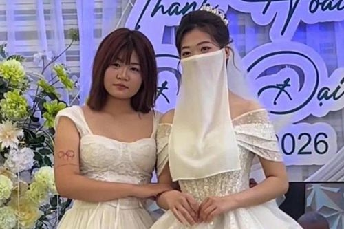 Cô dâu dùng khăn che kín mặt đón khách vì tai nạn ngay trước ngày cưới