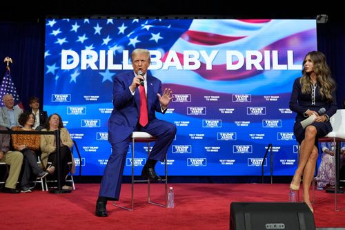 Tổng thống Donald Trump có thể tạm dừng thuế nhiên liệu liên bang