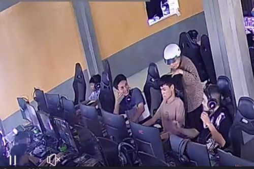Thanh niên bị véo tai nhầm ở quán Internet