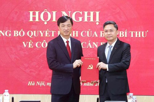 Triển khai quyết định về công tác cán bộ