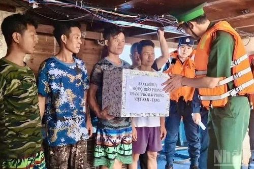 Biên phòng Hải Phòng bàn giao 10 ngư dân và 2 tàu cá gặp nạn cho phía Trung Quốc