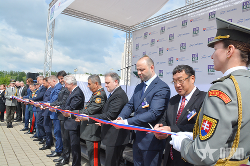 Thượng tướng Phạm Hoài Nam dự khai mạc Triển lãm quốc phòng IDEB 2026 tại Slovakia