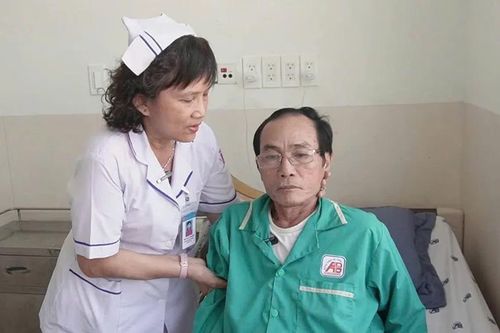 Người phía sau y lệnh