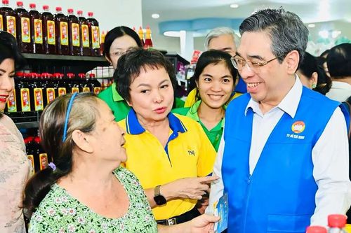 Cầu nối giữa chính sách và lòng dân