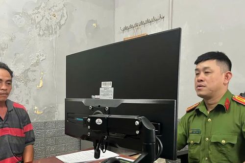 Xác minh vụ người đàn ông dùng ghế nhựa tấn công CSGT
