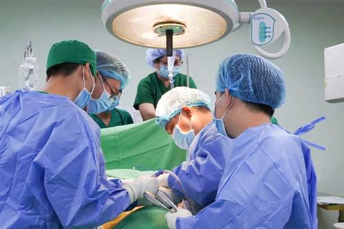 Người đàn ông bị cây đinh 4cm xuyên vào bụng khi sử dụng máy bắn đinh