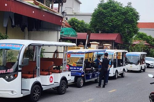 Xe điện 4 bánh 'nhiều không' tung hoành ở Ninh Bình