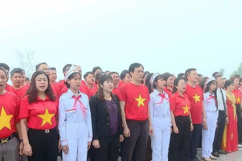 Lễ chào cờ thiêng liêng nơi cực Tây Tổ quốc
