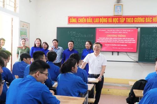 Ngành Giáo dục Nghệ An tiếp sức học trò miền núi ôn thi tốt nghiệp THPT