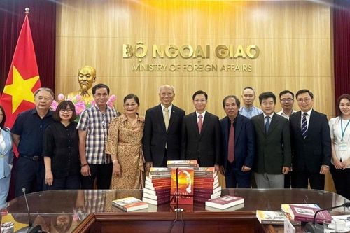 Bộ Ngoại giao tiếp nhận 3.500 cuốn sách 'Theo dấu chân Người' phục vụ công tác đối ngoại