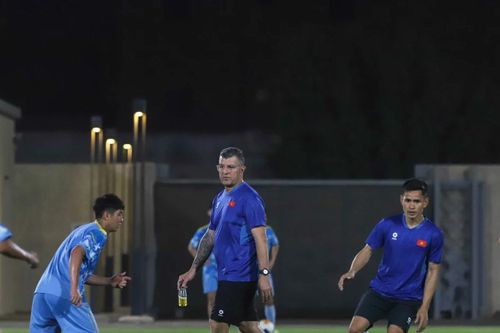 HLV Cristiano Roland lên dây cót tinh thần cho U17 Việt Nam trước trận quyết đấu U17 UAE