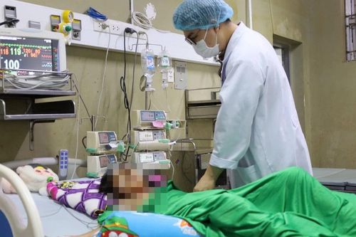 Trốn vào bụi cây hù anh, bé gái bị ong vò vẽ đốt hơn 70 vết