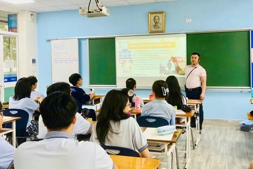 Lộ đề thi, nhiều học sinh chương trình Cambridge tại Việt Nam phải thi lại