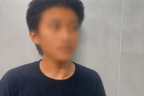 Phá bảng tin cầu bộ hành vì bị che... hình vẽ bậy