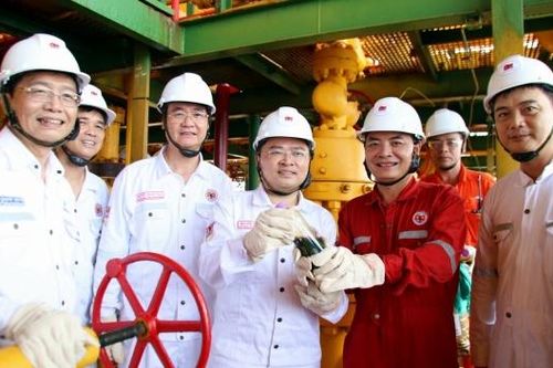 [Chùm ảnh] 'Tiếp lửa' cho người lao động Petrovietnam nơi trùng khơi