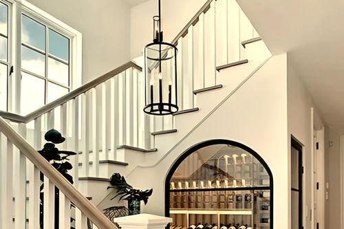 Cầu thang đặt sai vị trí dễ tán khí, hao tài: 4 điều gia chủ cần biết