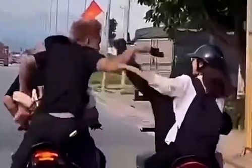 Danh tính nhóm thanh niên đi xe máy 'kẹp 3', cầm dép đánh người ở Hải Phòng