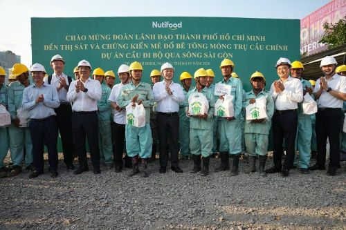 Cầu đi bộ qua sông Sài Gòn đổ bê tông trụ chính, tăng tốc về đích dịp 2/9