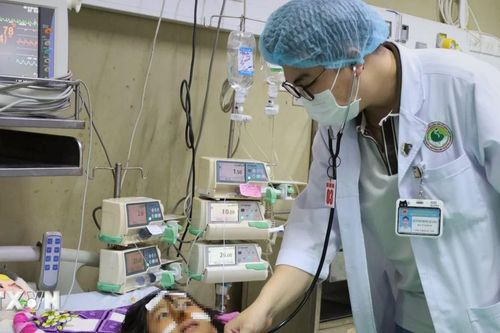 Cà Mau: Cứu thành công bệnh nhi bị hơn 70 vết ong vò vẽ đốt