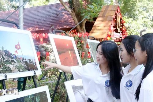 Trưng bày 100 tác phẩm nhiếp ảnh 'kết nối bản sắc' Việt Nam-Hàn Quốc