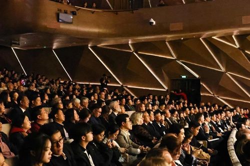 Hào quang vụt tắt khi nghệ sỹ đánh mất đạo đức và xem thường pháp luật