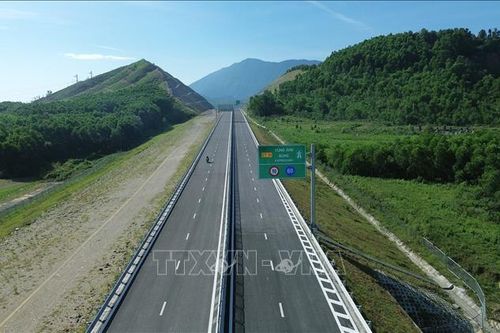 Phân luồng giao thông trên cao tốc Vũng Áng - Bùng phục vụ lắp đặt hệ thống giám sát