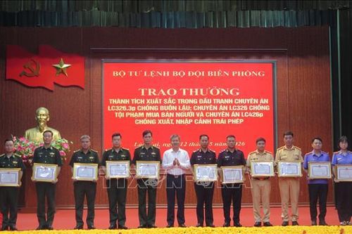 Khen thưởng thành tích xuất sắc trong phòng, chống tội phạm trên tuyến biên giới