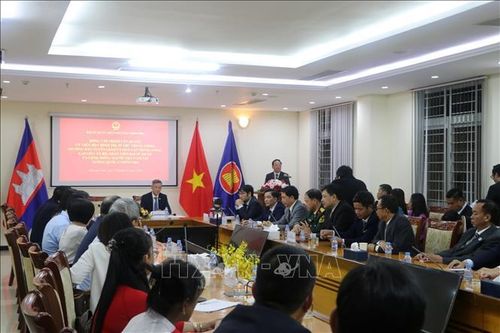 Trưởng Ban Tuyên giáo và Dân vận Trung ương gặp gỡ cộng đồng người Việt Nam tại Campuchia