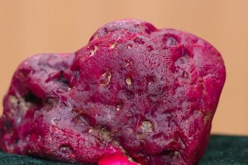 Thợ mỏ đào trúng hồng ngọc 'khủng' nặng 2.2kg, giới đá quý toàn cầu chấn động