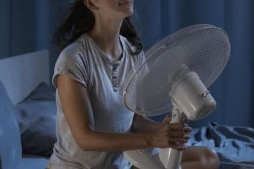 Để quạt đứng yên hay quay liên tục sẽ 'ngốn' nhiều tiền điện hơn?