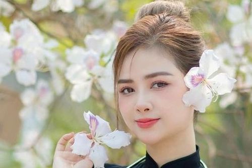 Ca sĩ Dương Hoàng Yến, gây sốt với tiết mục vừa hát live vừa chơi đàn đá trước 20.000 khán giả