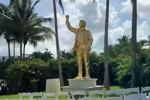 Tượng vàng ông Trump ở Miami gây tranh cãi