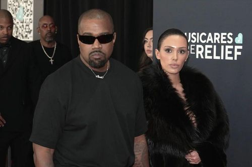 Vợ Kanye West gây tranh cãi với trang phục cắt xẻ táo bạo