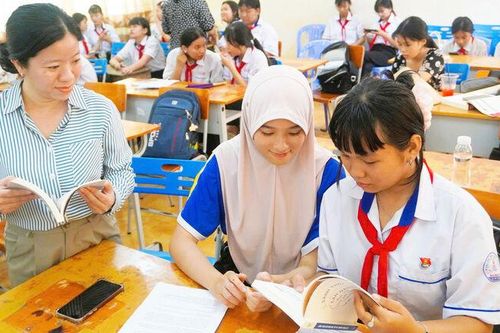Nỗ lực dạy ngữ văn cho học sinh đồng bào Chăm