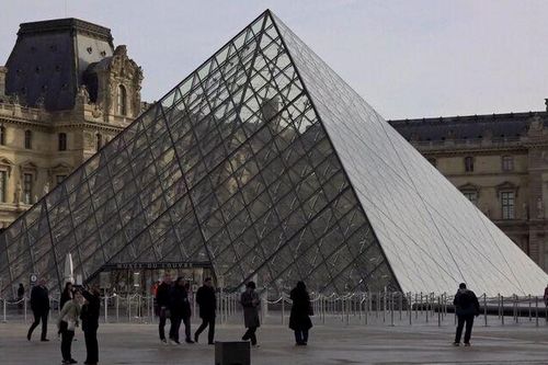 Bắt giữ nghi phạm âm mưu tấn công khủng bố Bảo tàng Louvre