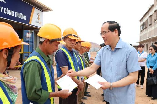 Lãnh đạo tỉnh thăm, tặng quà công nhân Công ty TNHH VSIP