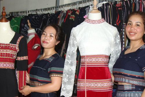 'Fashion designer' ở buôn làng