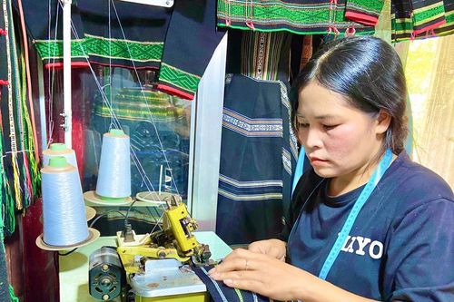 H'Her đưa thổ cẩm M'nông bước ra đời sống hiện đại