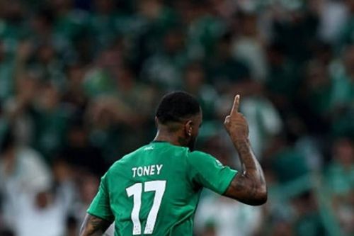 Al Ahli thắng kịch tính 2-1 trước Al Taawoun: Dấu ấn Ivan Toney và Riyad Mahrez