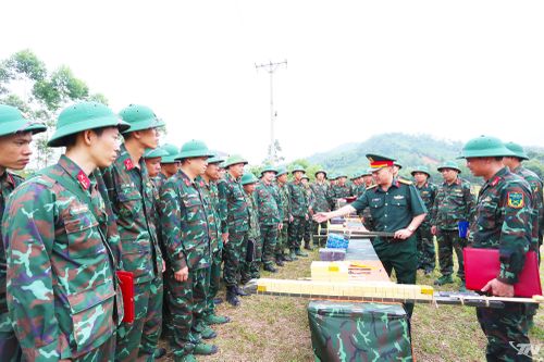 Thống nhất phương pháp kiểm tra '3 tiếng nổ' đối với chiến sĩ mới