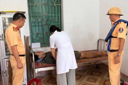 Thuyền viên bất ngờ nguy kịch trên tàu hàng giữa sông Hồng, CSGT hỗ trợ kịp thời